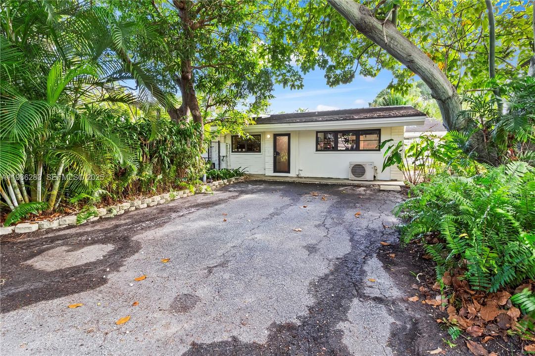 For Rent: $9,999 (3 beds, 3 baths, 1490 Square Feet)