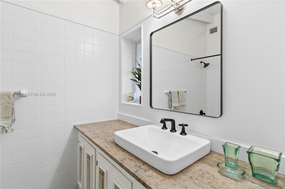 For Rent: $9,999 (3 beds, 3 baths, 1490 Square Feet)