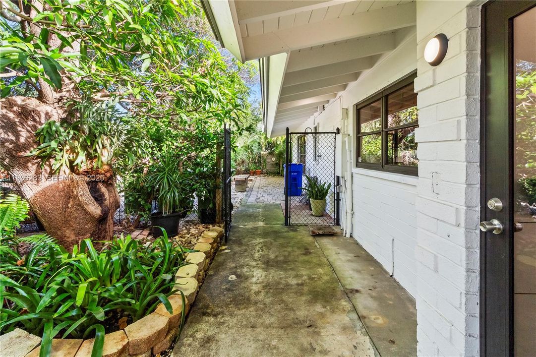 For Rent: $9,999 (3 beds, 3 baths, 1490 Square Feet)