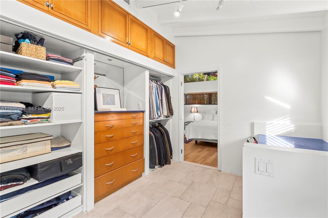 For Rent: $9,999 (3 beds, 3 baths, 1490 Square Feet)