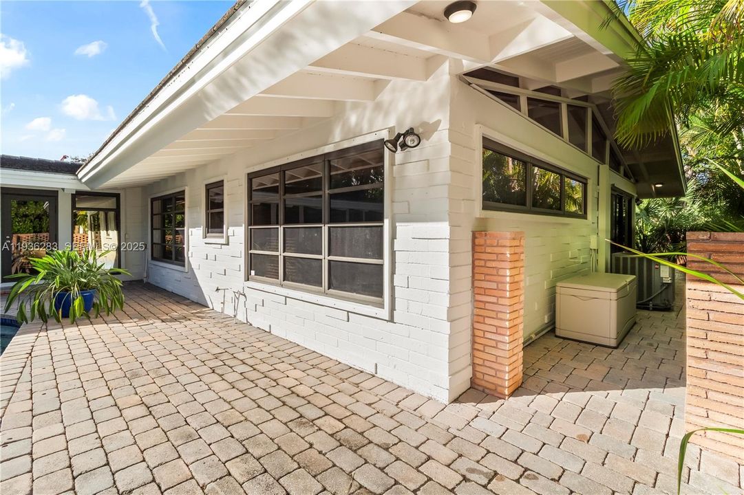 For Rent: $9,999 (3 beds, 3 baths, 1490 Square Feet)