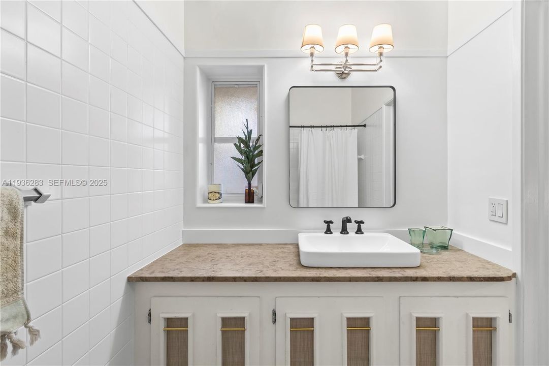 For Rent: $9,999 (3 beds, 3 baths, 1490 Square Feet)