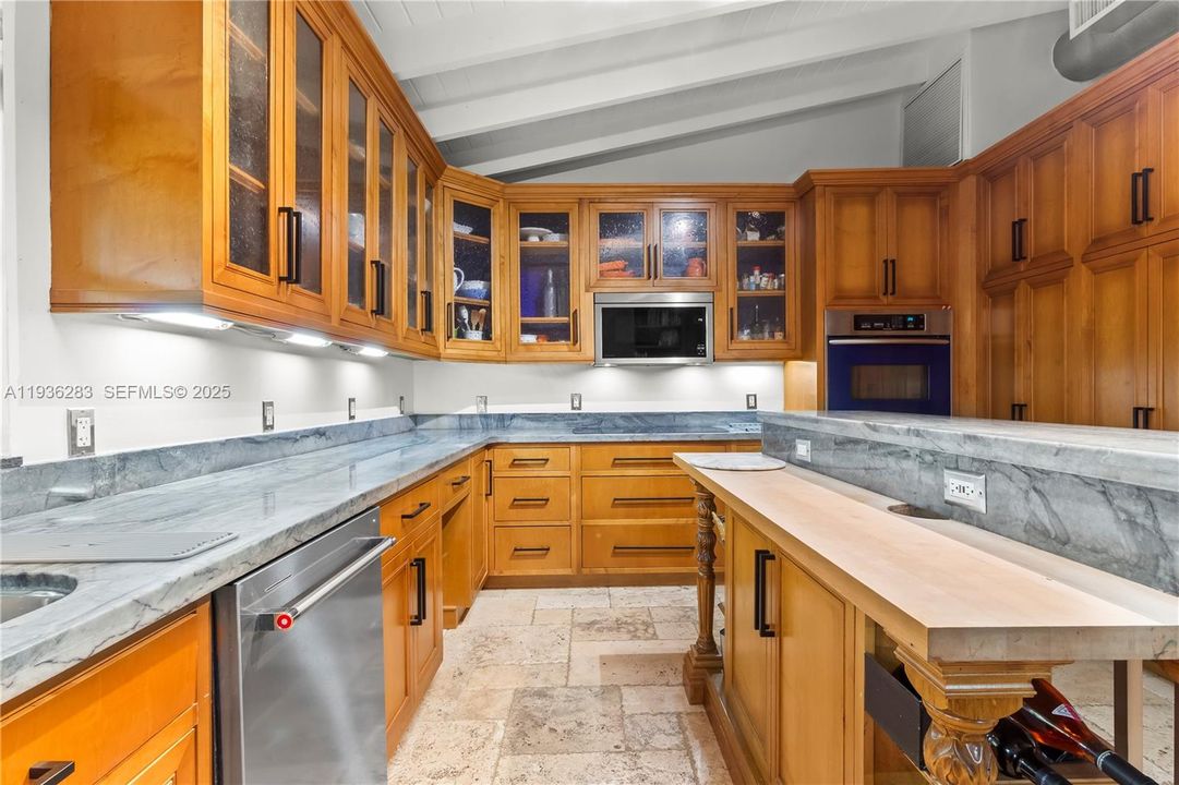 For Rent: $9,999 (3 beds, 3 baths, 1490 Square Feet)