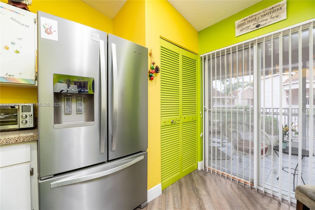 На продажу: $280,000 (2 спален, 2 ванн, 1325 Квадратных фут)