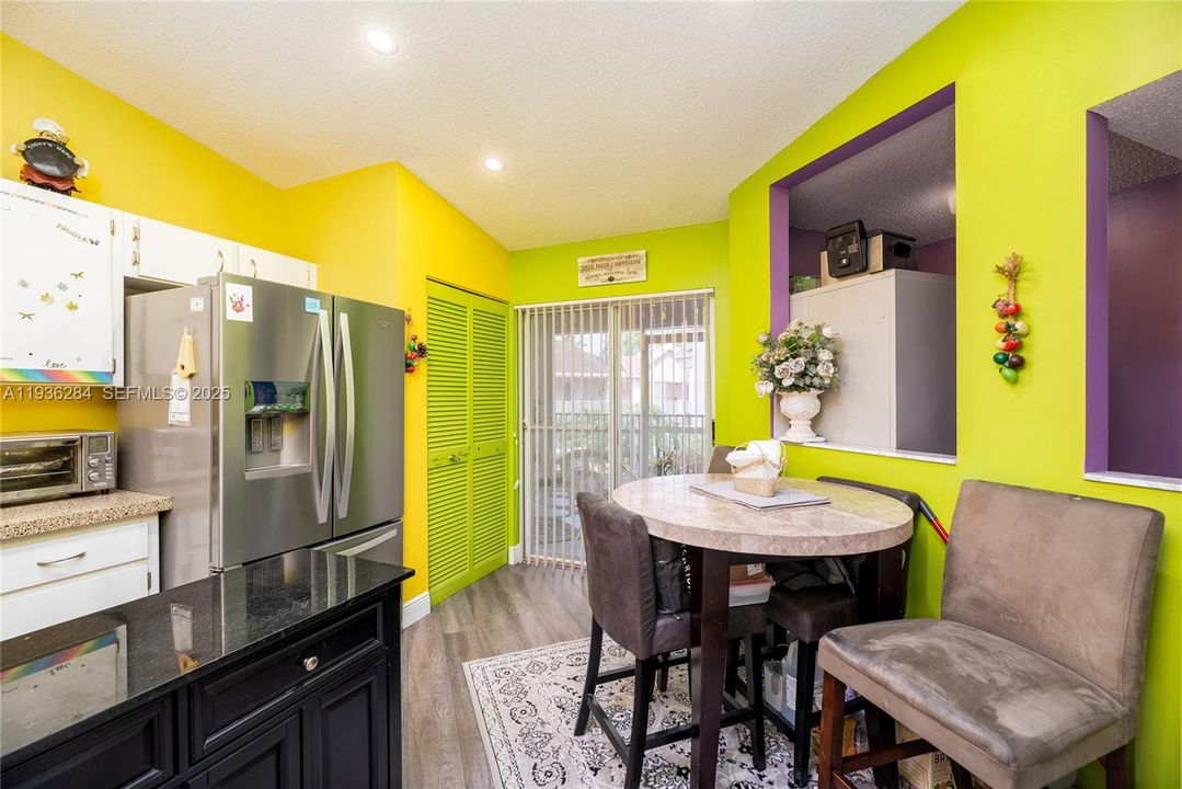 На продажу: $280,000 (2 спален, 2 ванн, 1325 Квадратных фут)