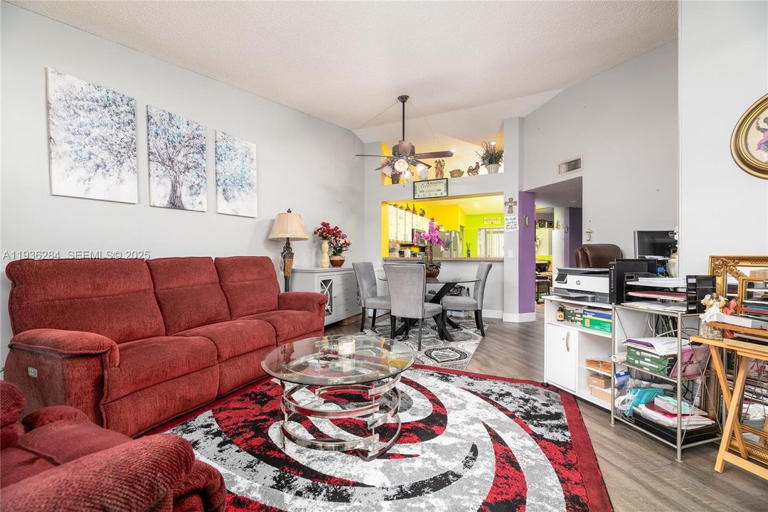 На продажу: $280,000 (2 спален, 2 ванн, 1325 Квадратных фут)