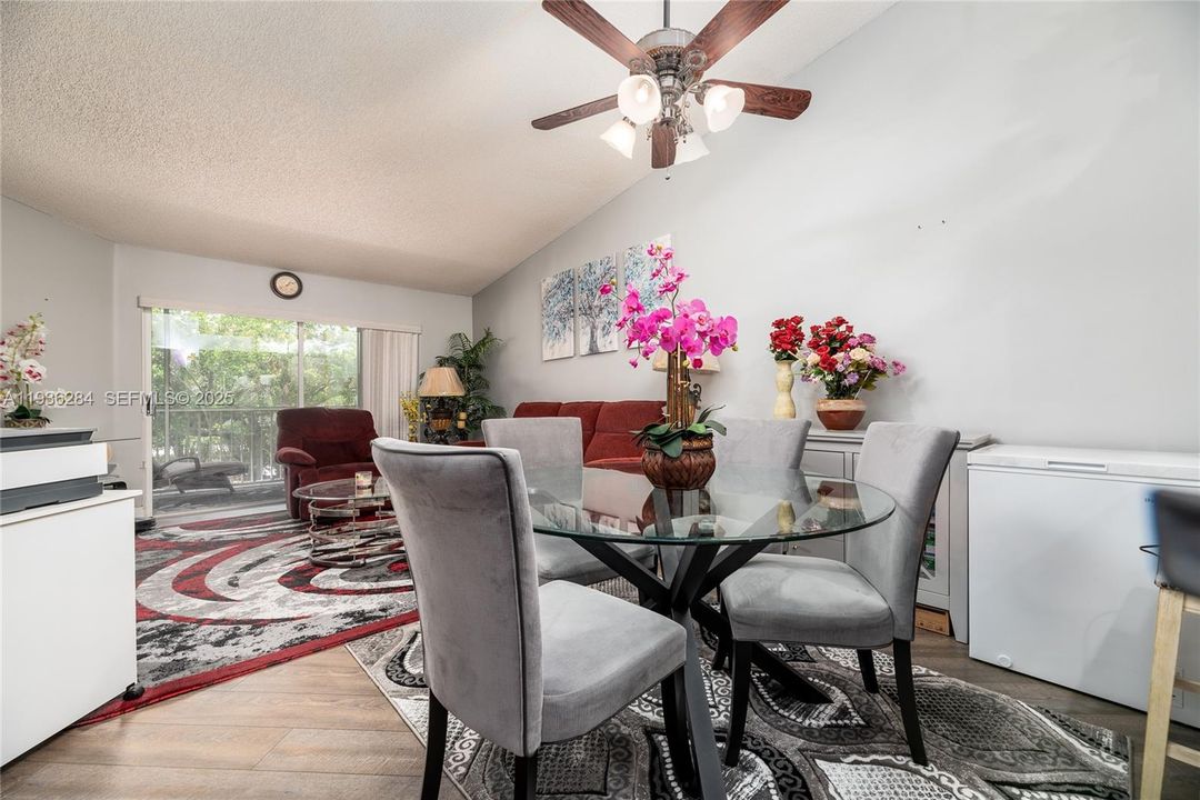 На продажу: $280,000 (2 спален, 2 ванн, 1325 Квадратных фут)