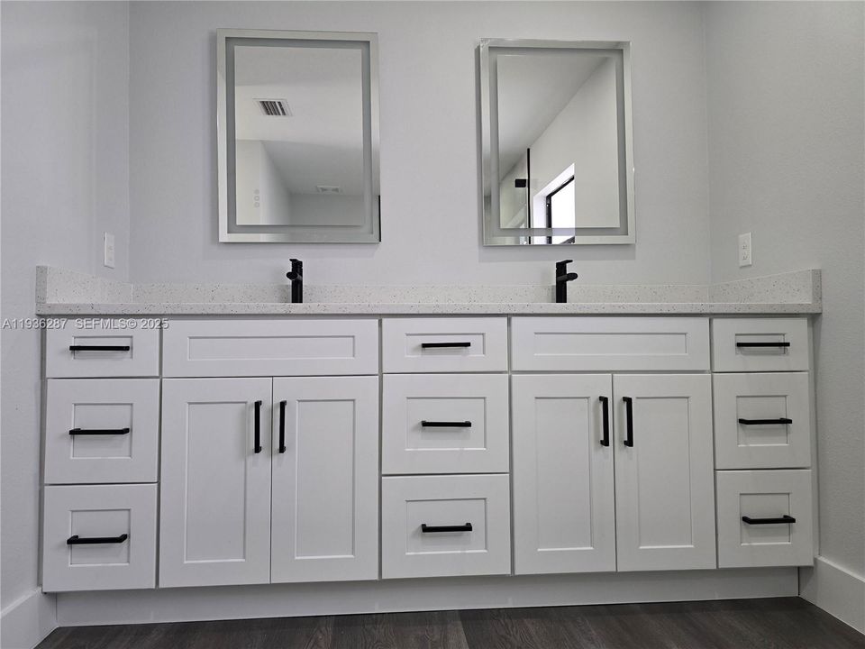 出租: $2,400 (4 贝兹, 2 浴室, 1749 平方英尺)