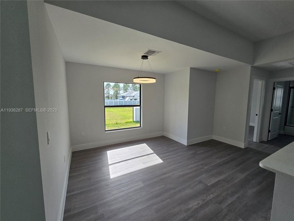 出租: $2,400 (4 贝兹, 2 浴室, 1749 平方英尺)