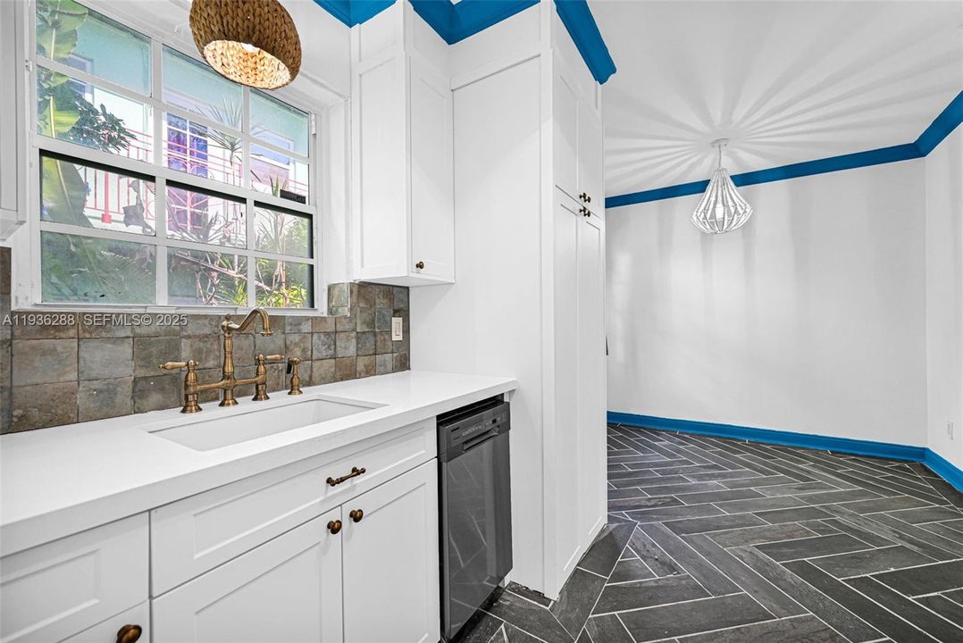 For Sale: $350,000 (1 beds, 1 baths, 655 Square Feet)