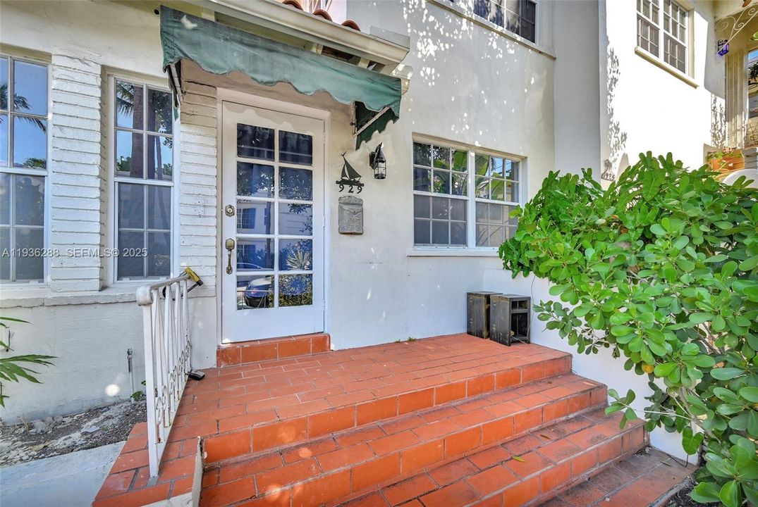 For Sale: $350,000 (1 beds, 1 baths, 655 Square Feet)