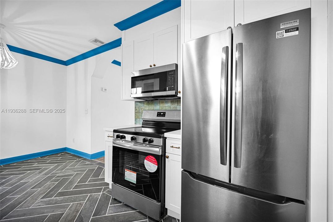 For Sale: $350,000 (1 beds, 1 baths, 655 Square Feet)