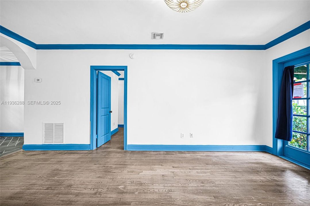 For Sale: $350,000 (1 beds, 1 baths, 655 Square Feet)