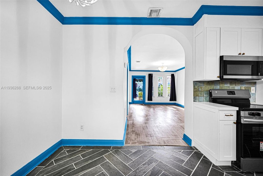 For Sale: $350,000 (1 beds, 1 baths, 655 Square Feet)