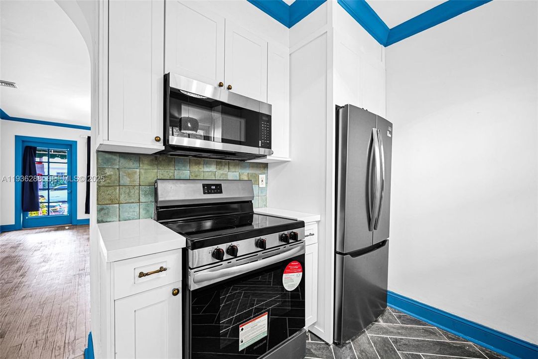 For Sale: $350,000 (1 beds, 1 baths, 655 Square Feet)