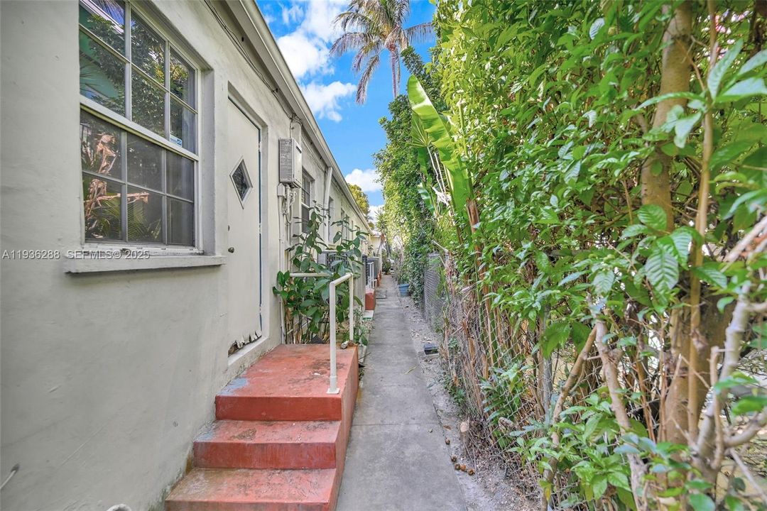 For Sale: $350,000 (1 beds, 1 baths, 655 Square Feet)