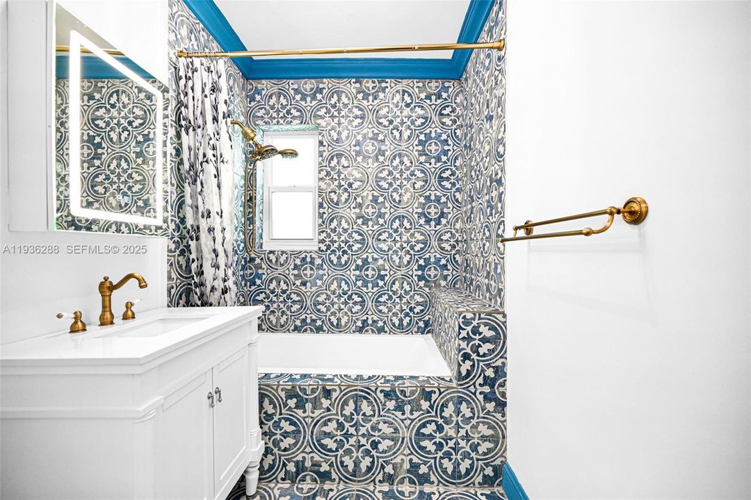 For Sale: $350,000 (1 beds, 1 baths, 655 Square Feet)