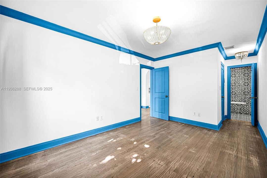 For Sale: $350,000 (1 beds, 1 baths, 655 Square Feet)