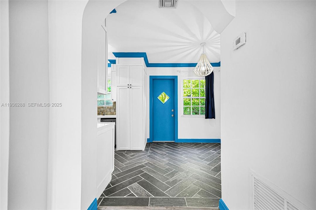 For Sale: $350,000 (1 beds, 1 baths, 655 Square Feet)