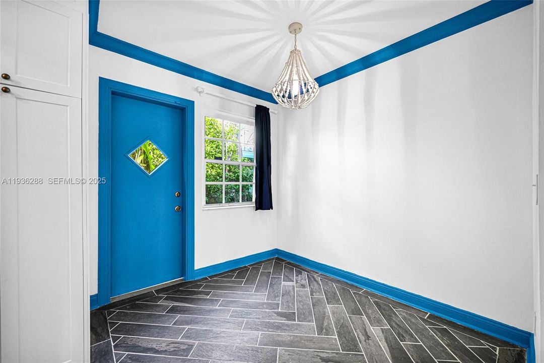 For Sale: $350,000 (1 beds, 1 baths, 655 Square Feet)