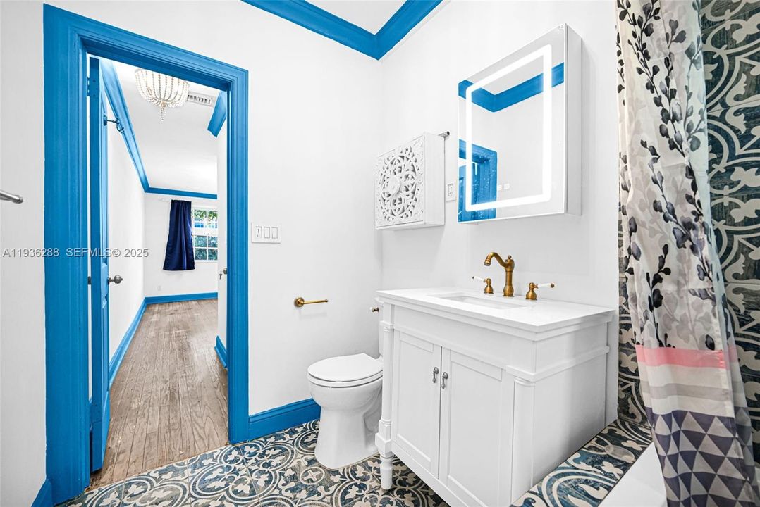 For Sale: $350,000 (1 beds, 1 baths, 655 Square Feet)