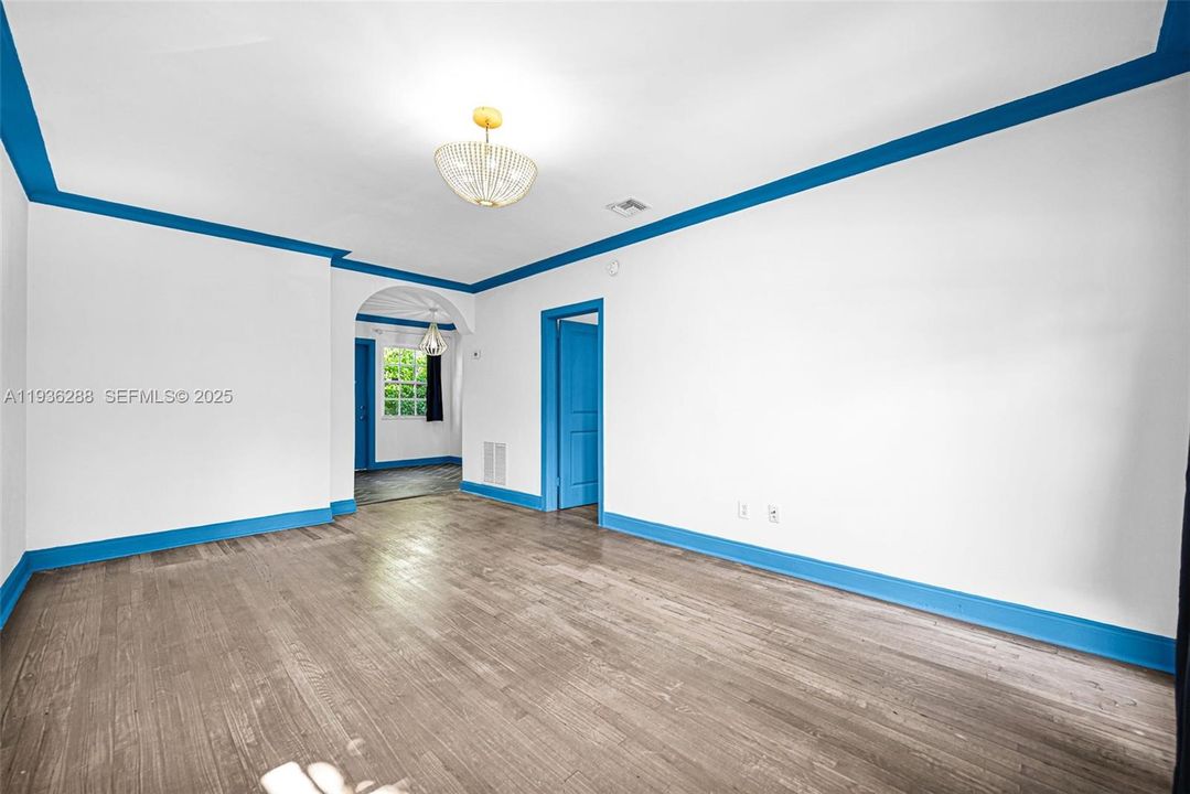 For Sale: $350,000 (1 beds, 1 baths, 655 Square Feet)