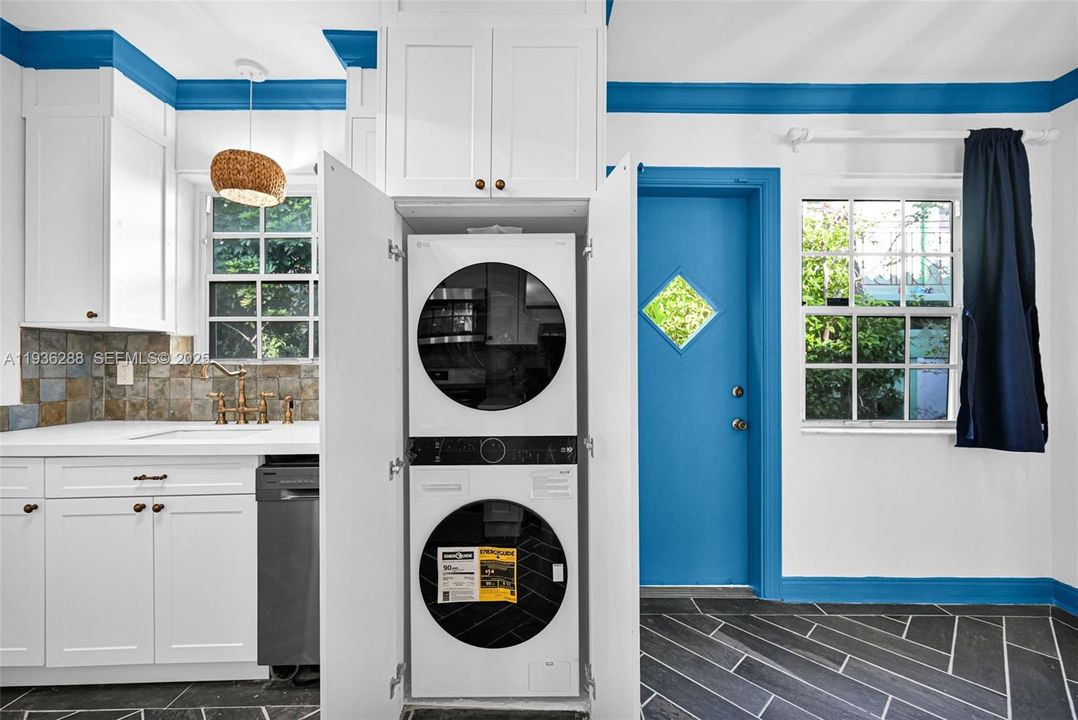 For Sale: $350,000 (1 beds, 1 baths, 655 Square Feet)