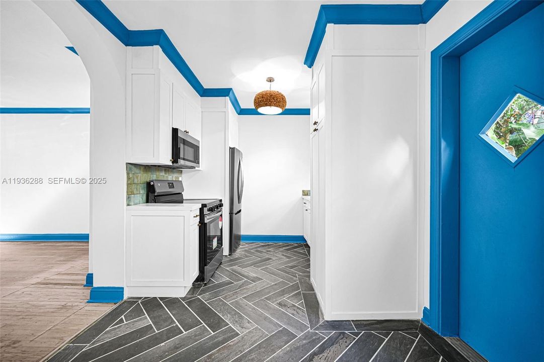 For Sale: $350,000 (1 beds, 1 baths, 655 Square Feet)