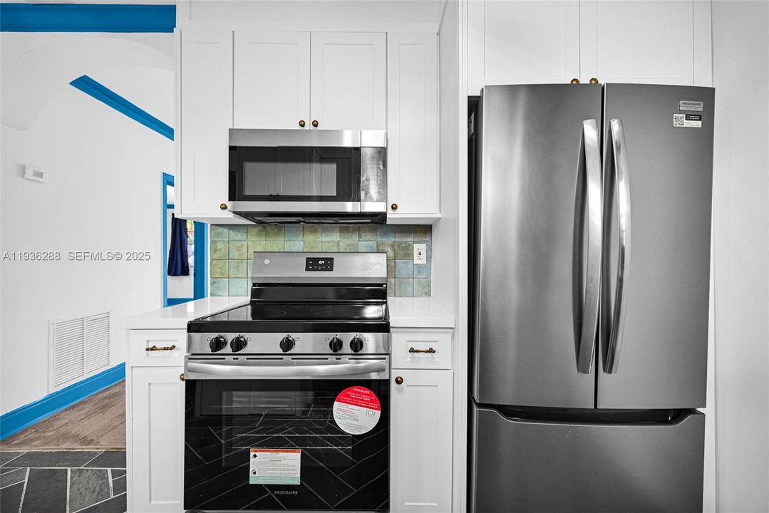 For Sale: $350,000 (1 beds, 1 baths, 655 Square Feet)