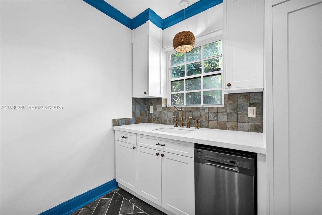 For Sale: $350,000 (1 beds, 1 baths, 655 Square Feet)