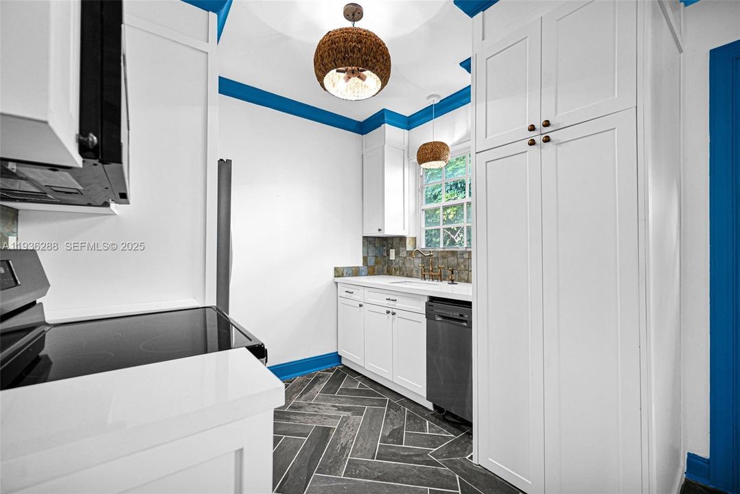 For Sale: $350,000 (1 beds, 1 baths, 655 Square Feet)