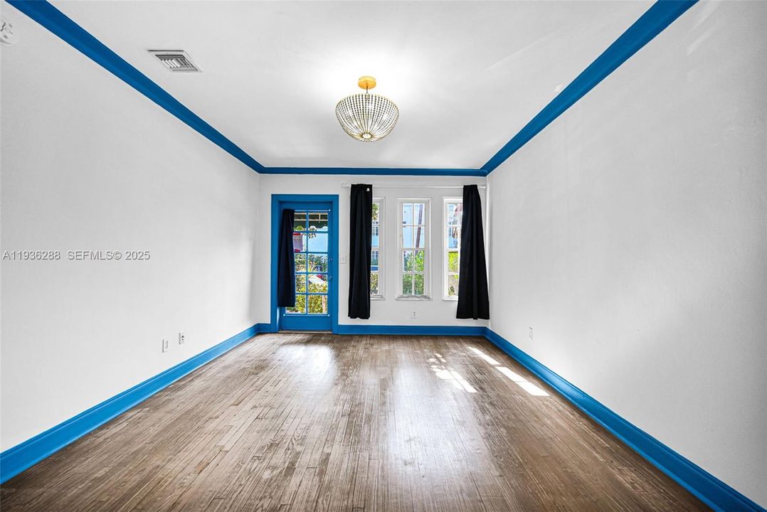 For Sale: $350,000 (1 beds, 1 baths, 655 Square Feet)