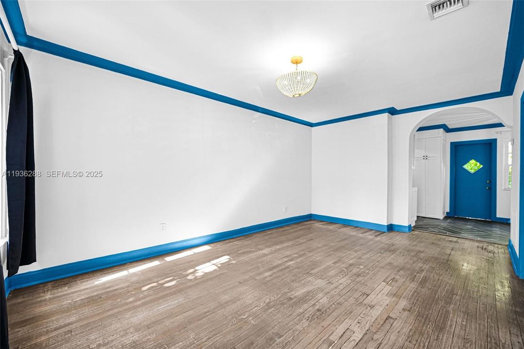 For Sale: $350,000 (1 beds, 1 baths, 655 Square Feet)