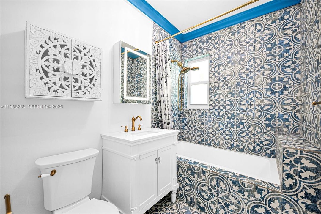 For Sale: $350,000 (1 beds, 1 baths, 655 Square Feet)