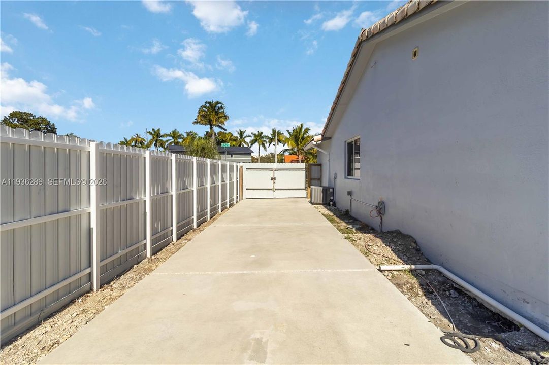 出租: $4,100 (4 贝兹, 2 浴室, 1903 平方英尺)