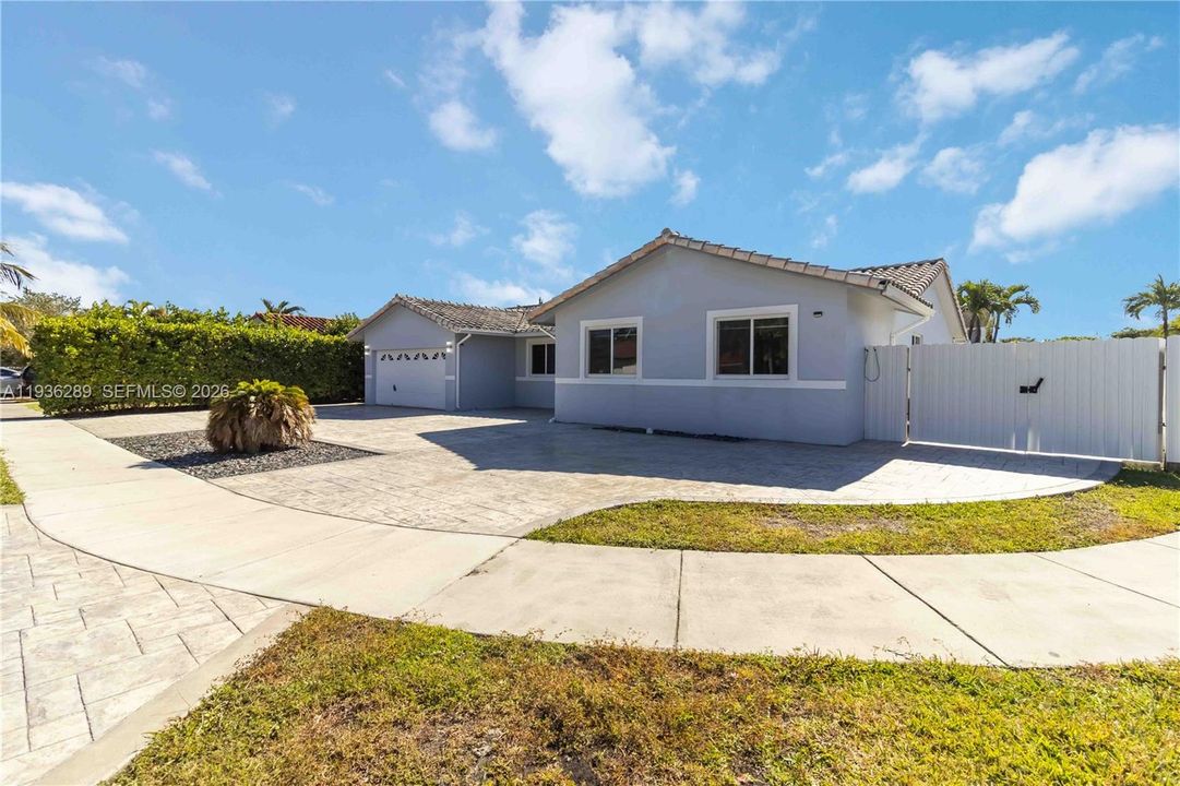 出租: $4,100 (4 贝兹, 2 浴室, 1903 平方英尺)