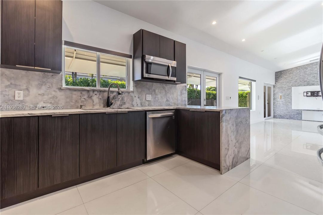 出租: $4,100 (4 贝兹, 2 浴室, 1903 平方英尺)