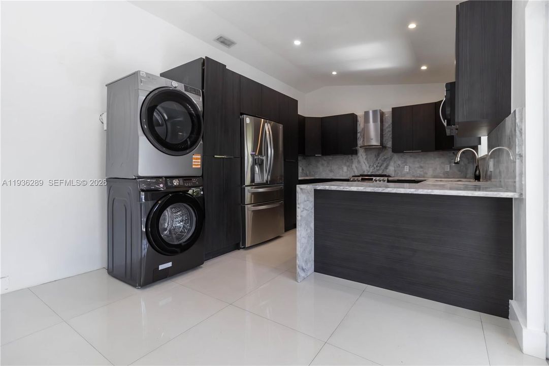 出租: $4,100 (4 贝兹, 2 浴室, 1903 平方英尺)