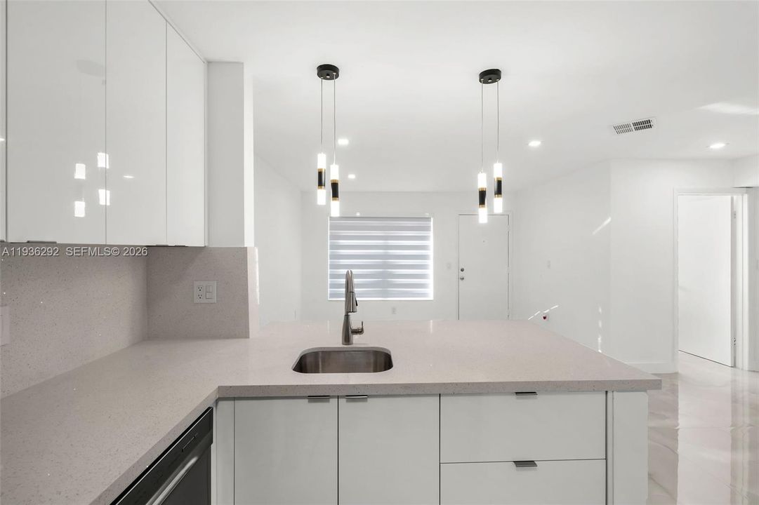 For Rent: $2,400 (2 beds, 2 baths, 750 Square Feet)