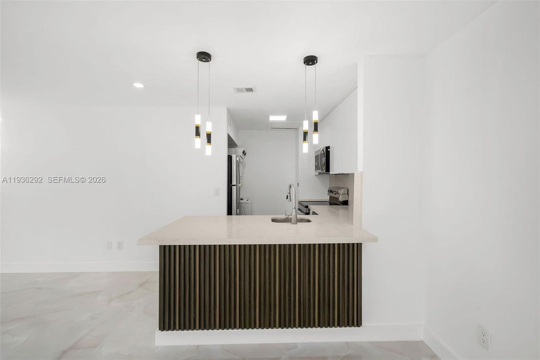 For Rent: $2,400 (2 beds, 2 baths, 750 Square Feet)