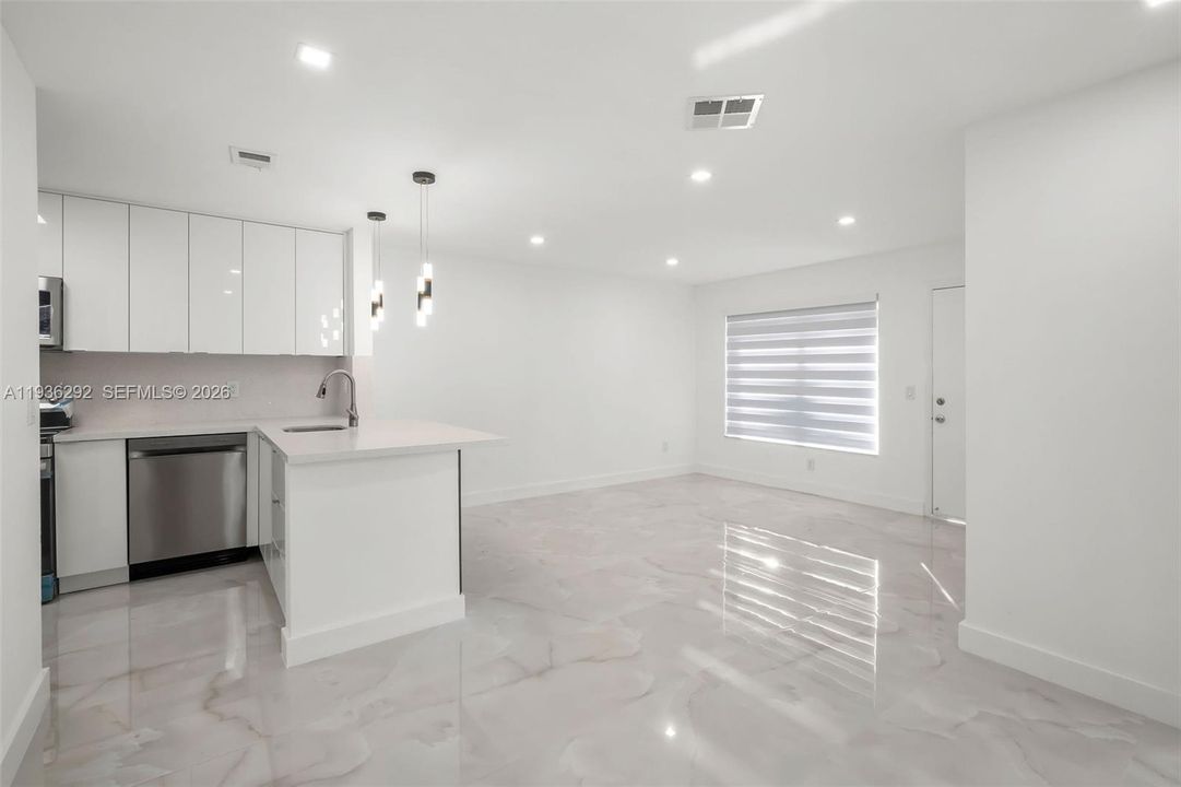 For Rent: $2,400 (2 beds, 2 baths, 750 Square Feet)