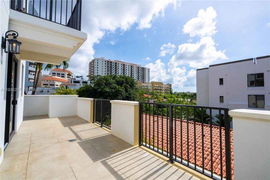 В аренду: $5,100 (3 спален, 3 ванн, 1465 Квадратных фут)