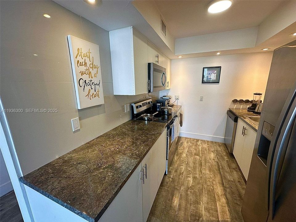 待售: $280,000 (2 贝兹, 2 浴室, 1050 平方英尺)