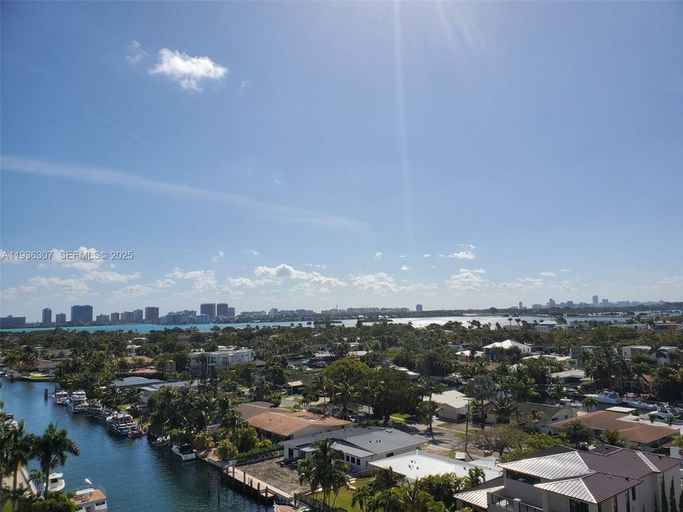 For Sale: $280,000 (2 beds, 2 baths, 904 Square Feet)