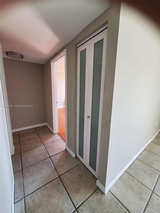 For Sale: $280,000 (2 beds, 2 baths, 904 Square Feet)