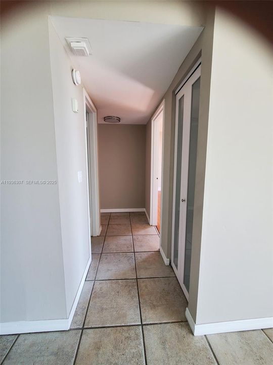 For Sale: $280,000 (2 beds, 2 baths, 904 Square Feet)