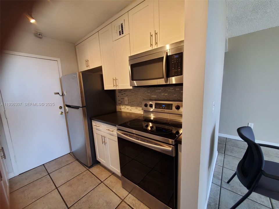 For Sale: $280,000 (2 beds, 2 baths, 904 Square Feet)