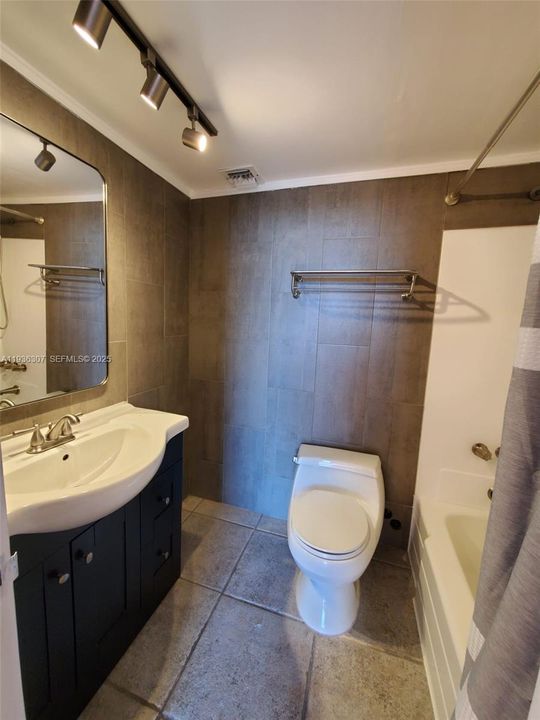 For Sale: $280,000 (2 beds, 2 baths, 904 Square Feet)