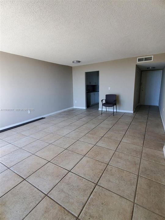 For Sale: $280,000 (2 beds, 2 baths, 904 Square Feet)