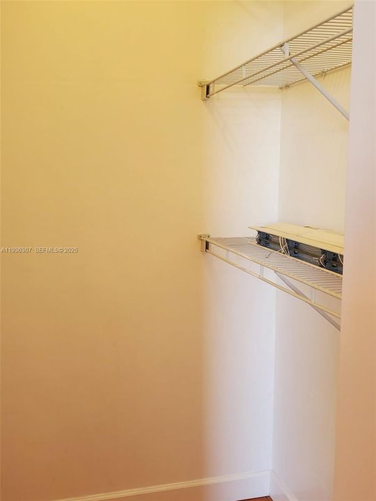 For Sale: $280,000 (2 beds, 2 baths, 904 Square Feet)